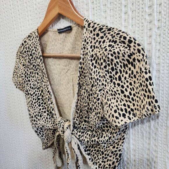 Brandy Melville Cheetah Print Front Tie Rae Crop Top Size Small One Size - Picture 8 of 11